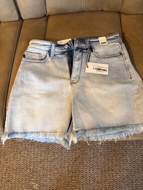 NWT Judy Blue light denim shorts size large. Frayed hem